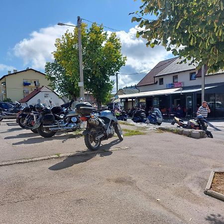 Guesthouse Pink Panther Udbina Eksteriør bilde