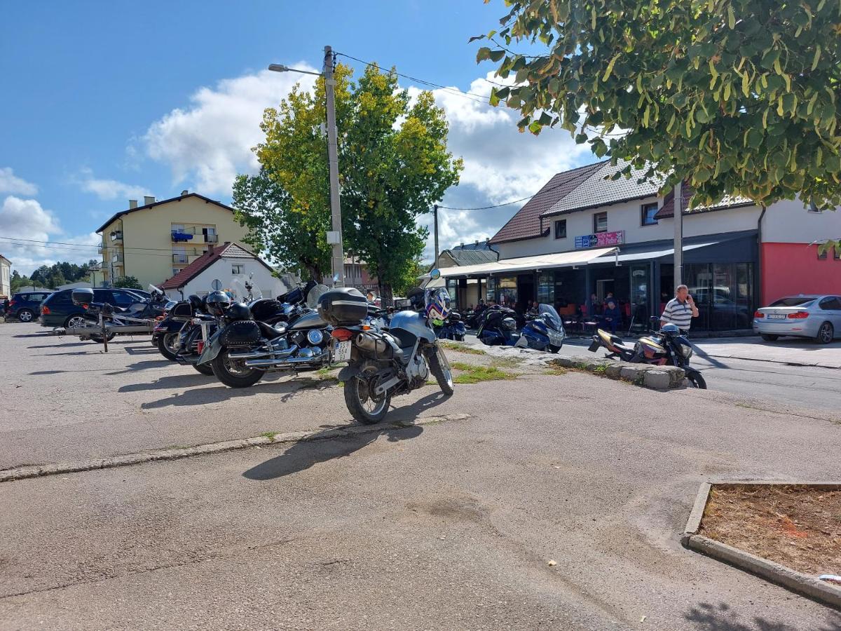 Guesthouse Pink Panther Udbina Eksteriør bilde